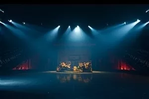 音乐剧《旧唱片行》木质货架上成排黑胶唱片